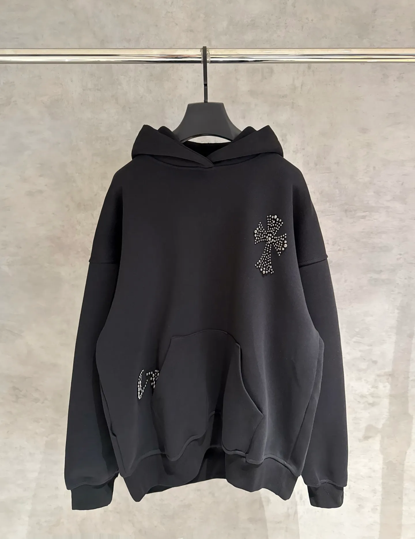 🅿️410 [Strict quality control] CH Croixin's new long-sleeved hooded sweatshirt. The fabric is made of heavy 480g double yarn fabric. Front and back embroidery➕beads. Ready-to-wear loose fit. The fabric is stiff and stylish. It does not deform or shrink. Color: black, white, floral gray. Size: M-2xl